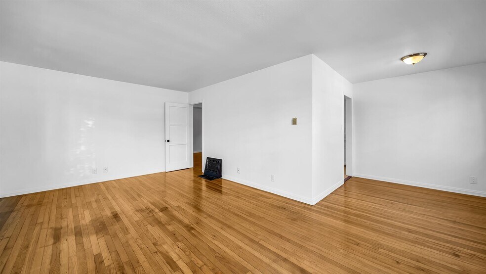 Building Photo - 408 Venice Way