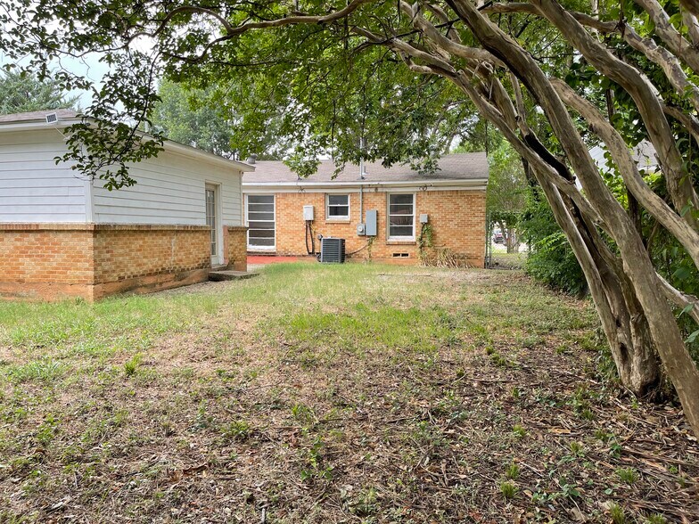 Backyard view of the house. - 102 E Ireland Dr