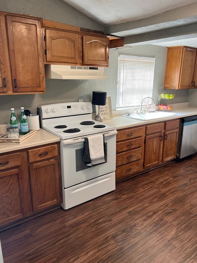 Building Photo - Charming 4 bed two story close to Plaza district!