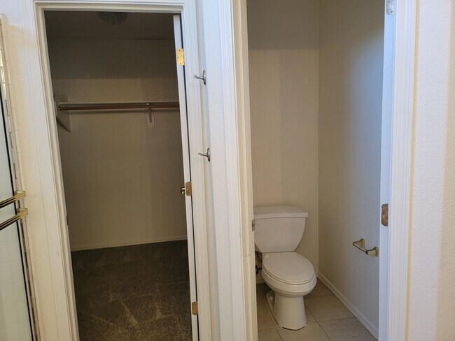 Building Photo - Updated 3 bed with 3-Garage in Bridlewood Subdivision