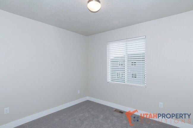 Building Photo - 995 W 360 S