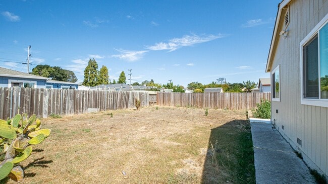 Building Photo - For Rent: Beautifully Updated 3-Bedroom Ho...
