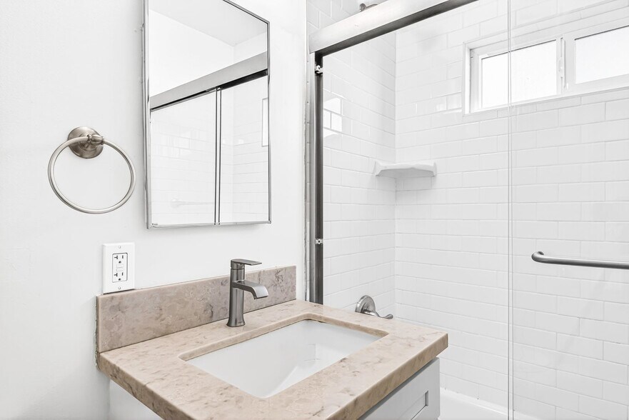 Building Photo - 636 Linden Ave