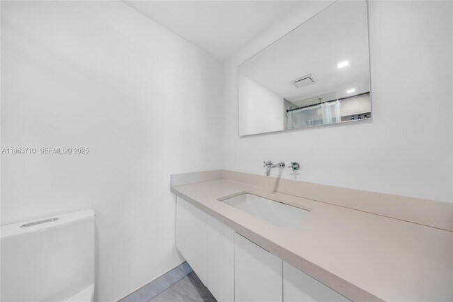 Building Photo - 2655 Collins Ave