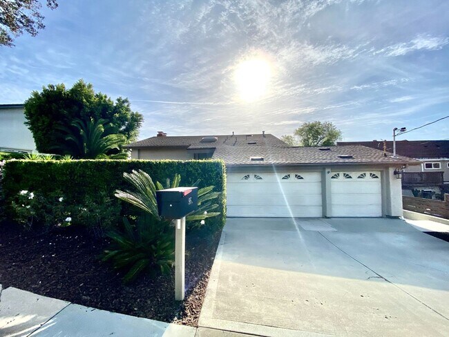 Building Photo - Large Fletcher Hills Home With 3 car Garag...