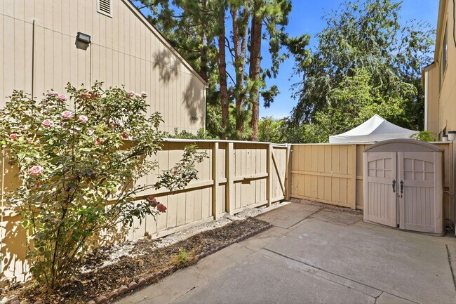 Building Photo - 3001 Kaiser Dr