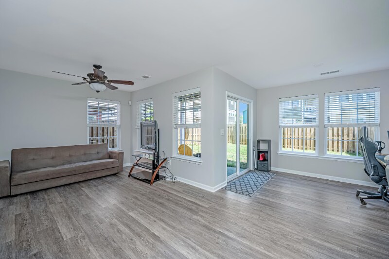 Building Photo - 9042 Parlor Dr