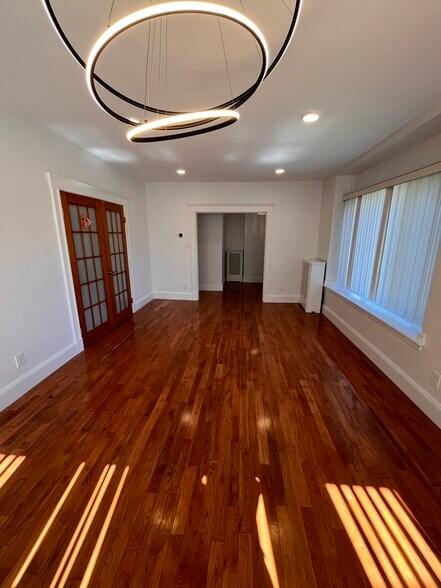 Building Photo - 121 Shore Dr