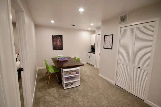 Building Photo - Spacious 5-bedroom, 3-bathroom modern home...