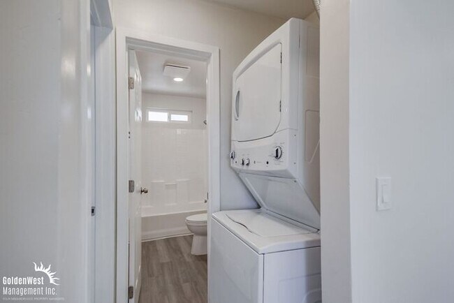 Building Photo - Remodeled 2Bdm 1Ba Apartment with Spacious Yard in La Mesa
