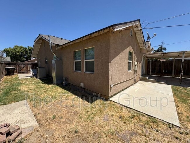 Building Photo - 741 E Apricot Ave