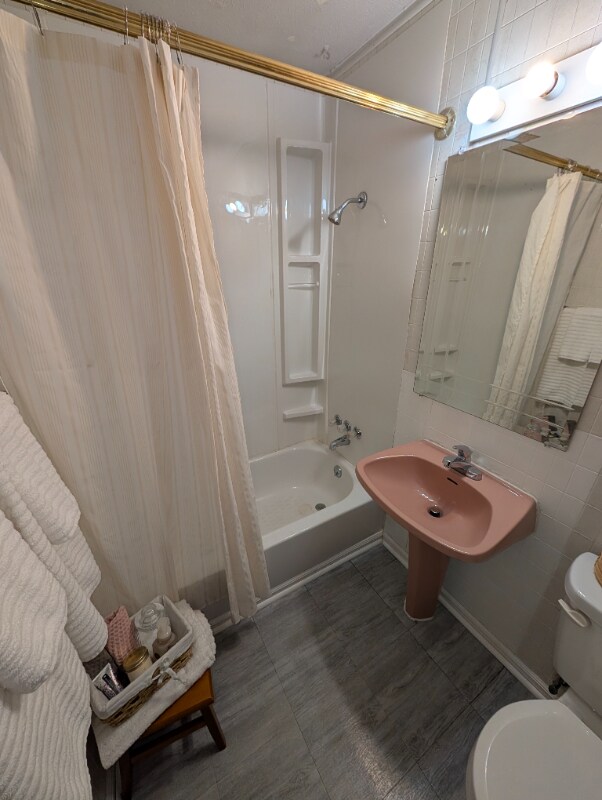 Building Photo - 860 Navaho Ave