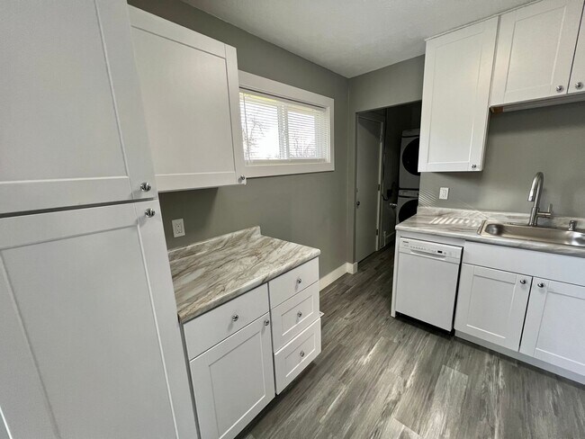 Building Photo - Expansive 4-Bedroom, 2-Bath Home Offering ...
