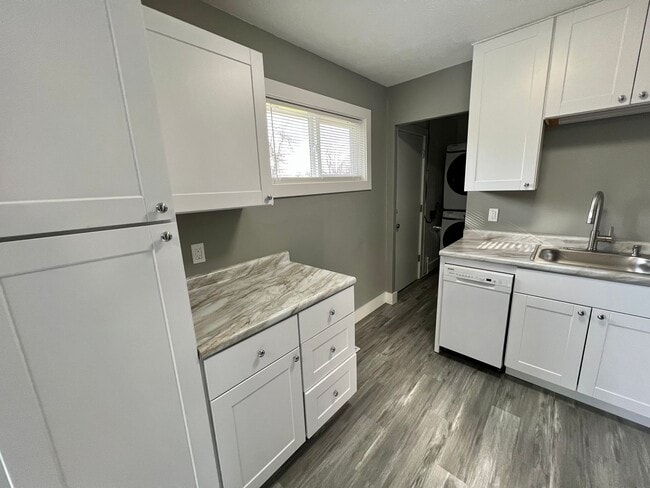 Building Photo - Massive Space! 4 Bedrooms 2 Bathrooms - Cr...
