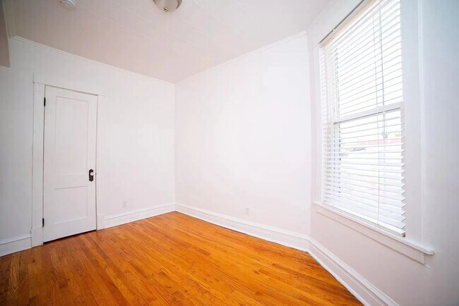 Building Photo - Humboldt Park Apartment