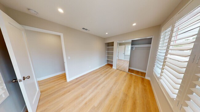 Building Photo - 4BD/3BA on Pontiac!!