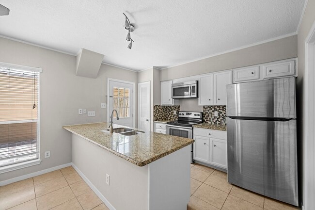 Building Photo - 925 Memorial Village Dr