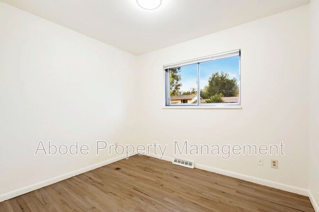 Building Photo - 328 N Roosevelt Ave