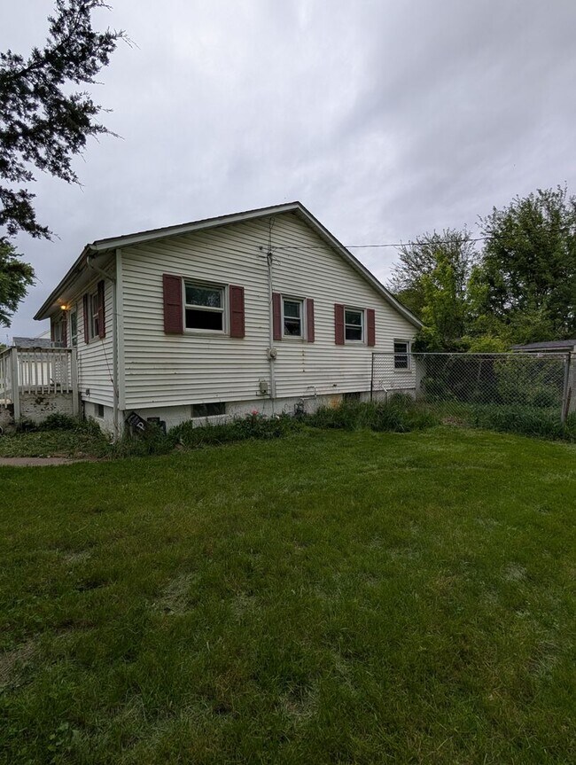 Building Photo - Cozy Country Style Living Just Minutes From Davenport Conveniences!