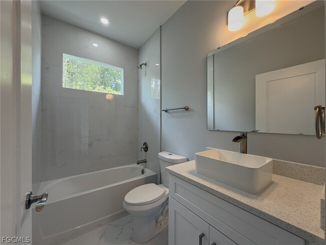 Building Photo - 417 Paddock St