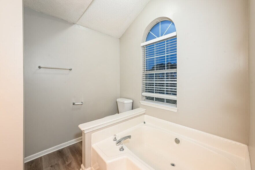 Building Photo - 1243 Shady Brook Ct