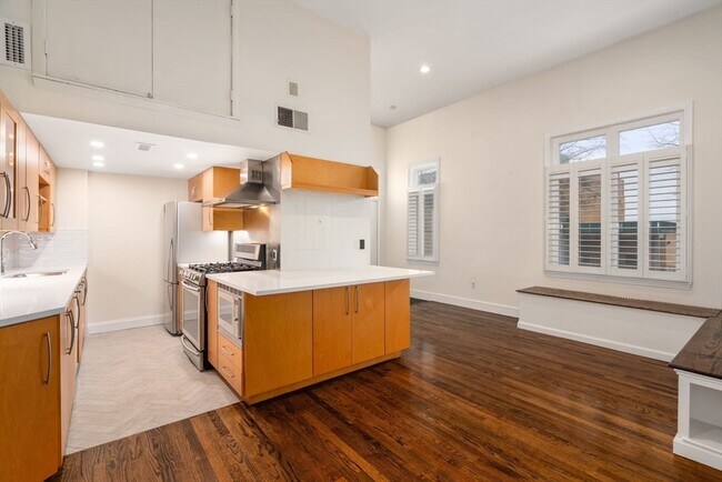 Building Photo - 420 Medford St