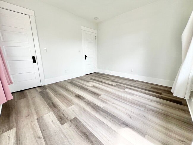 Building Photo - Charming Rose Park Home | 3 Bedrooms | In-...