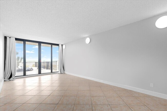 Building Photo - Beachfront Condo with Ocean Views and Acce...