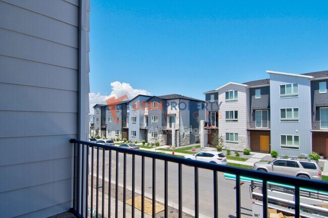 Building Photo - 974 W 500 S