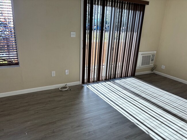 Building Photo - SUPER CUTE UNIT- RECENTLY REMODELED - ONLY $1,375 PER MONTH FOR THIS 2 BEDROOM, 1 BATH UNIT- INCU...