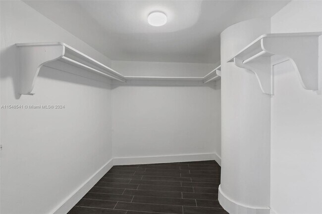 Building Photo - 900 Bay Dr