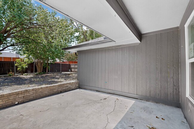 Building Photo - 2308 Chamberlain Dr