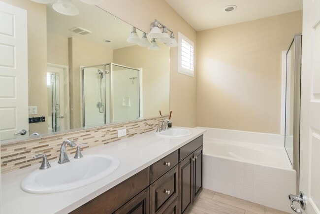 Building Photo - Updated 4-Bedroom Townhouse in Prime Porte...