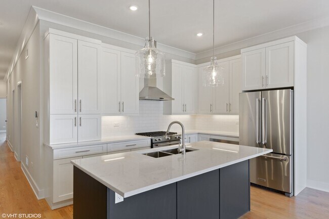 Building Photo - Pet Friendly 3 Bed 2 Bath Condo Quality in...