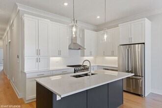 Building Photo - Pet Friendly 3 Bed 2 Bath Condo Quality in Roscoe Village