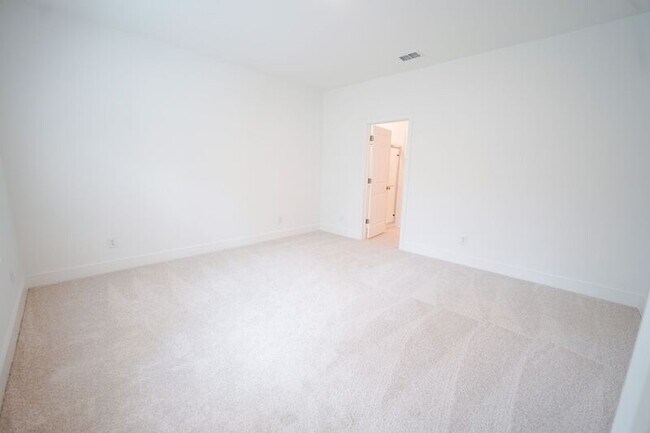 Building Photo - 128 Kingswood Cir