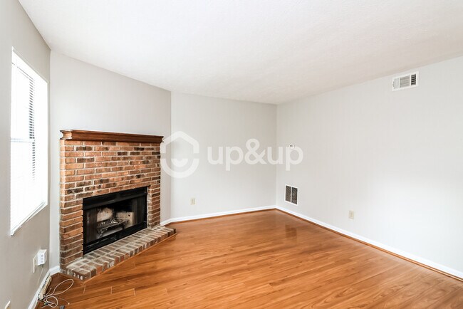 Building Photo - Fantastic 2bd/2.5ba home! Coming soon!