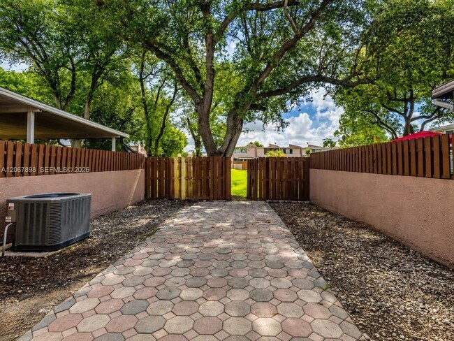 Building Photo - 14124 Kendale Lakes Cir