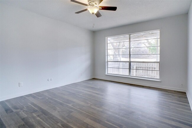 Building Photo - Move-In Ready 2 Bed Downstairs Condo- Read...