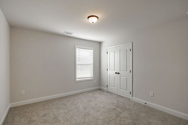 Building Photo - 80 Creek Haven Dr
