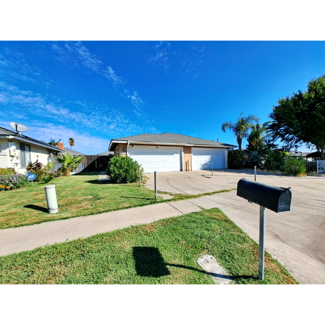 Building Photo - RENT REDUCE & MOVE IN SPECIAL: HALF OFF THE 1ST MONTH'S RENT - Spacious 3-Bedroom Home Steps from...