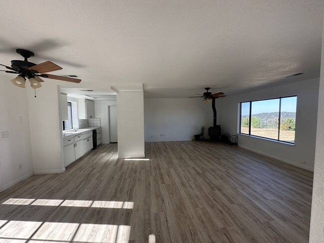 Building Photo - 33030 Rd 233