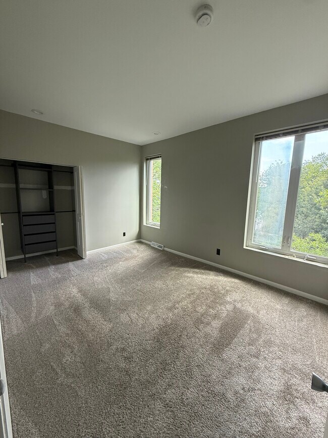 Building Photo - 561 Laurel Ave