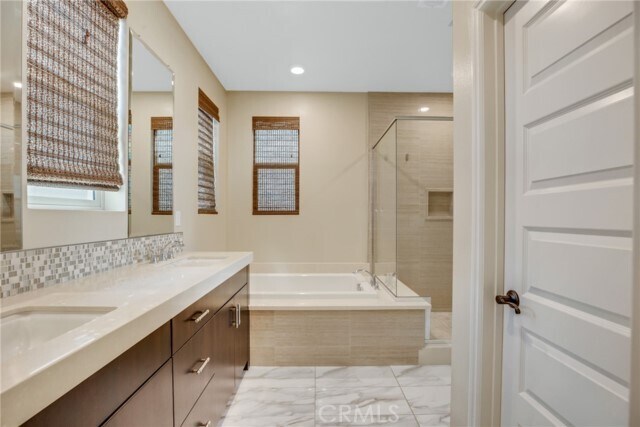 Building Photo - 783 Benchmark