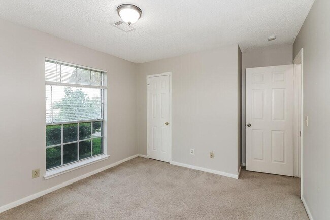 Building Photo - 1602 Clear Valley Dr