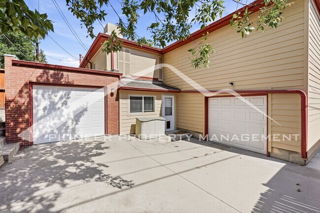 Building Photo - Stunning Home with Washer/Dryer and Gas Grill