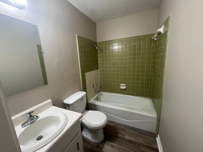 Building Photo - 3 bedroom 1 bathroom off Kicker Rd