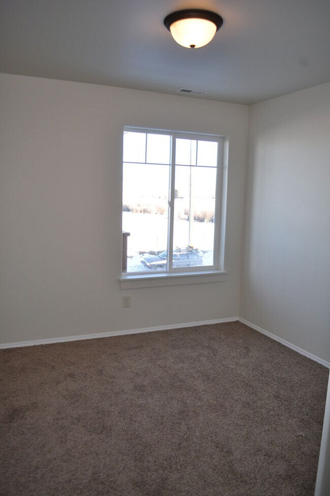 Building Photo - 3 Bedroom 2 Bathroom Condo * Flexible Leas...