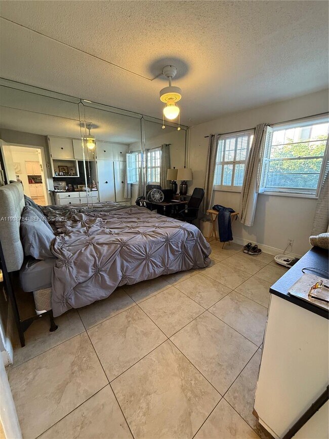 Building Photo - 500 NE 14th Ave