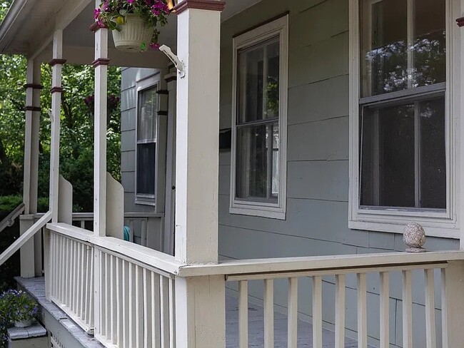 Building Photo - 115 Chapin St